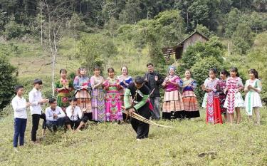 Khèn Mông có vị trí quan trọng trong đời sống tinh thần của người Mông Yên Bái. Ảnh:Màn trình diễn khèn của người Mông Suối Giàng, huyện Văn Chấn.