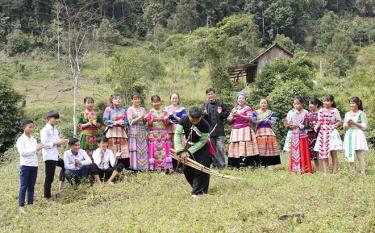 Khèn Mông có vị trí quan trọng trong đời sống tinh thần của người Mông Yên Bái. Ảnh:Màn trình diễn khèn của người Mông Suối Giàng, huyện Văn Chấn.