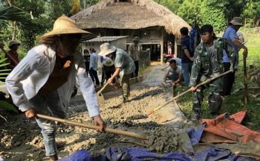 Hội viên cựu chiến binh xã Minh Xuân tham gia bê tông hóa đường giao thông nông thôn.