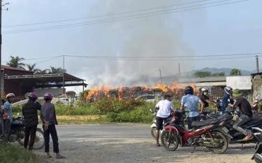 Vụ cháy đã thiêu rụi hoàn toàn khoảng 400 tấn lá quế, 200 tấn mùn, ước tính thiệt hại khoảng 1 tỷ đồng.