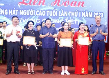 Ông Hoàng Đức Quế - Trưởng Ban đại diện Hội NCT tỉnh Yên Bái và lãnh đạo huyện Yên Bình trao giải A cho các cá nhân và đội thi.
