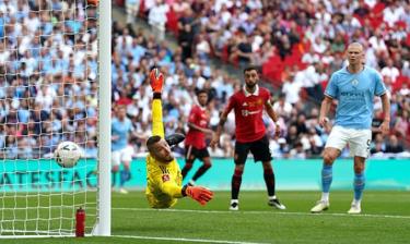 Thủ thành Man United chỉ kịp chạm tay nhưng không ngăn được bóng vào lưới.