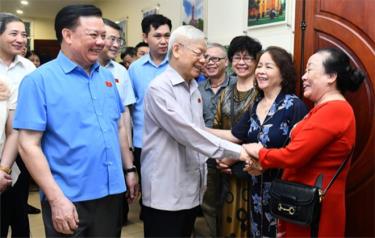 Tổng Bí thư Nguyễn Phú Trọng cùng đại biểu và cử tri TP. Hà Nội - Ảnh: Báo Nhân dân.