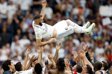 Benzema được đồng đội tri ân