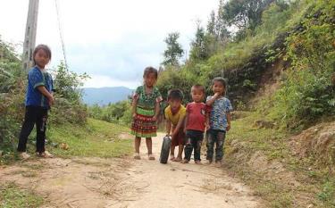 Trẻ em xã Nậm Khắt, huyện Mù Cang Chải chơi các trò chơi tự biên, tự diễn