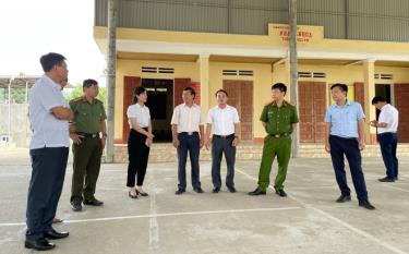 Đoàn kiểm tra đánh giá hạ tầng, thiết chế tại Nhà văn hóa thôn Làng Cần, xã Đại Minh