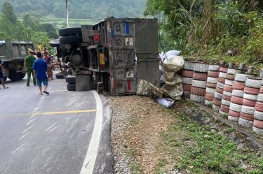 Chiếc xe tải bị lật nghiêng, một số nạn nhân vẫn kẹt bên trong chưa thể đưa ra ngoài.