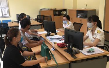 Cán bộ Chi cục Thuế khu vực Nghĩa Văn - Trạm Tấu hỗ trợ người nộp thuế giải quyết thủ tục hành link vào dafabet.
