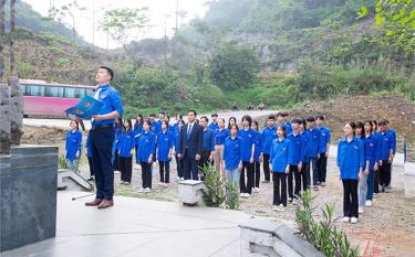 Huyện đoàn Văn Chấn thường xuyên tổ chức sinh hoạt Đoàn tại các  “địa chỉ đỏ” nhằm giáo dục truyền thống cho đoàn viên thanh niên. Trong ảnh: Đoàn Trường THPT Văn Chấn tổ chức sinh hoạt Đoàn tại Di tích lịch sử cấp quốc gia đèo Lũng Lô, xã Thượng Bằng La.