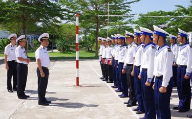 Đồng chí Đại tá Nguyễn Văn Bách, Tư lệnh Vùng kiểm tra  cán bộ, chiến sĩ Tiểu đoàn 863.