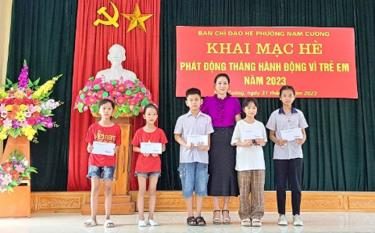 Nhân Tháng hành động Vì trẻ em năm 2023, thành phố Yên Bái trao 75 suất quà cho trẻ em có hoàn cảnh khó khăn. Trong ảnh: Lãnh đạo Phòng LĐ-TB&XH thành phố trao quà cho trẻ em phường Nam Cường.