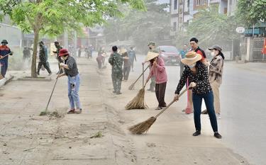 Nhân dân thị trấn Mậu A hưởng ứng phong trào “Mỗi ngày, mỗi người một việc, góp phần làm sạch môi trường”.