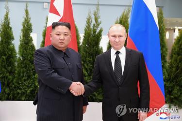 Hai ông Kim (trái) và Putin bắt tay tại hội nghị ở TP Vladivostok - Nga năm 2019.