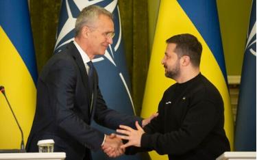 Tổng thống Ukraine Volodymyr Zelensky và Tổng thư ký NATO Jens Stoltenberg.