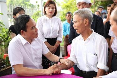 Phó Thủ tướng Trần Lưu Quang thăm hỏi, động viên gia đình nạn nhân trong vụ việc
