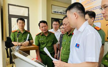 Tổ công tác kiểm tra thực tế tại Bộ phận hành chính công huyện Văn Yên.