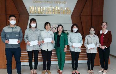 Leaders of the provincial Trade Union of Industrial Parks present gifts and extend wishes to workers of No1. Development Company, Yen Bai province.