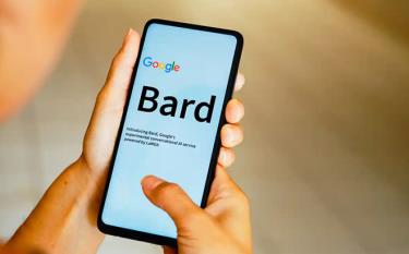 Ứng dụng chatbot AI mới của Google, Bard, được ra mắt như một đối thủ của ChatGPT, có thể cung cấp thông tin, viết mã, dịch ngôn ngữ và phân tích hình ảnh.