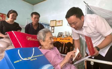 Đồng chí An Hoàng Linh - Bí thư Huyện ủy, Chủ tịch HĐND huyện tặng quà Mẹ VNAH Dương Thị Cúc, cư trú tại thôn Ngòi Khang, xã Bảo Ái.
