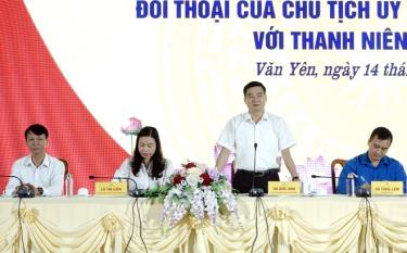 Chủ tịch UBND huyện Văn Yên - Hà Đức Anh đối thoại với thanh niên về chuyển đổi số.