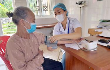 Người dân xã Bảo Hưng được chăm sóc sức khỏe ban đầu tại trạm y tế xã.