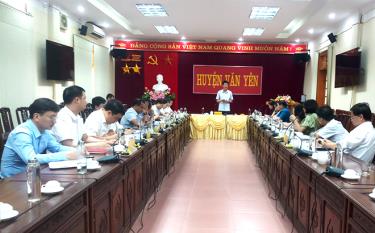 Toàn cảnh buổi kiểm tra công tác thu NSNN và bồi thường, GPMB các dự án của tỉnh trên địa bàn huyện Văn Yên.