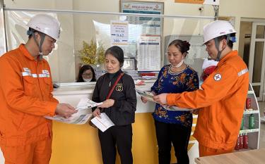 Các bộ ngành điện lực tích cực tuyên truyền người dân về lợi ích tiết kiệm điện. (Ảnh: Thanh Chi)