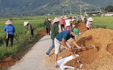 Hội viên phụ nữ và các tổ chức đoàn thể huyện Văn Chấn tham gia nâng cấp đường giao thông nông thôn.