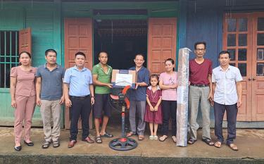 Trung tâm Truyền thông và Văn hóa huyện hỗ trợ nông cụ sản xuất cho hộ nghèo xã Việt Hồng.
