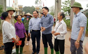 Đồng chí An Hoàng Linh - Bí thư Huyện ủy, Chủ tịch HĐND huyện Yên Bình (người thứ 3, từ phải sang) trao đổi, nắm bắt thông tin cơ sở với lãnh đạo và nhân dân xã Yên Bình.