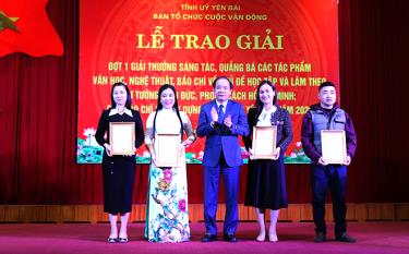 Đồng chí Tạ Văn Long - Phó Bí thư Thường trực Tỉnh ủy, Chủ tịch HĐND tỉnh trao giải A cho các tác giả đạt Giải thưởng sáng tác, quảng bá các tác phẩm văn học, nghệ thuật, báo chí về chủ đề học tập và làm theo tư tưởng, đạo đức, phong cách Hồ Chí Minh năm 2022. (Ảnh: Thu Trang)