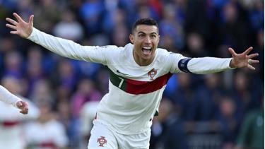 Ronaldo ghi bàn trong ngày cán mốc 200 trận khoác áo tuyển Bồ Đào Nha.