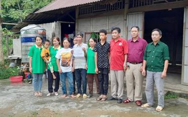 Anh Long, chị Thiên (mặc áo trắng), cháu Dương (áo đen), cháu Hữu (áo cam) đón nhận hỗ trợ của Hội CTĐ huyện Lục link vào dafabet và Hội từ thiện Trái tim nhân ái tại link vào dafabet Bái.