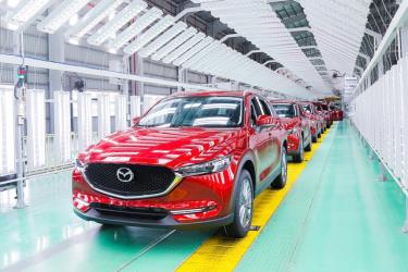 Dây chuyền lắp ráp mẫu xe Mazda CX-5 tại nhà máy ô tô Thaco Mazda, khu kinh tế mở Chu Lai, Quảng Nam.
