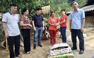 Ủy ban Kiểm tra Huyện uỷ Yên Bình hỗ trợ gà giống, thức ăn gia súc và thuốc thú y cho các hộ nghèo xã Hán Đà.