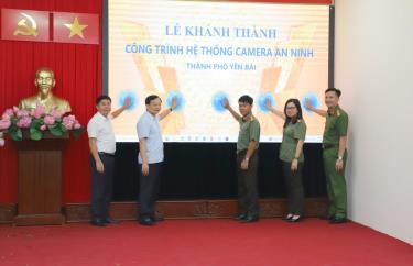 Lãnh đạo Công an tỉnh, lãnh đạo thành phố Yên Bái bấm nút khánh thành Hệ thống camera an ninh thành phố Yên Bái.