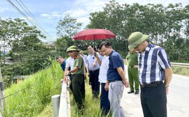 Đoàn công tác kiểm tra thực trạng sạt lún bờ kè tại đập Trại Lần, xã Mông Sơn, huyện Yên Bình.