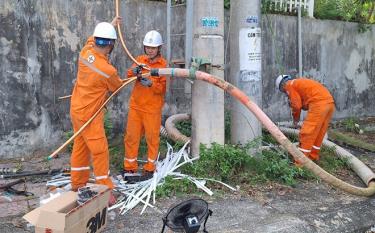 Công nhân Điện lực thành phố Yên Bái thực hiện sửa chữa và làm đầu cáp cao thế tại trạm biến áp cấp điện cho khách hàng trên địa bàn.