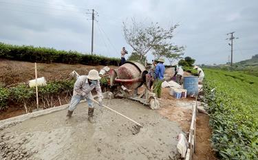 Người dân huyện Văn Chấn tích cực làm đường GTNT để đi lại thuận lợi, thúc đẩy lưu thông hàng hóa, nâng cao đời sống.