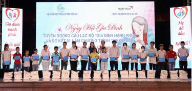 Lãnh đạo UBND tỉnh trao quà của Quỹ Bảo trợ trẻ em tỉnh cho 20 trẻ em có hoàn cảnh khó khăn.