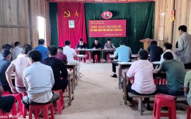 Lãnh đạo Huyện ủy Mù Cang Chải và xã Púng Luông dự sinh hoạt chi bộ tại Chi bộ bản Nả Háng Tủa Chử.
