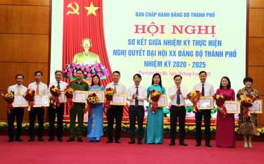 Đảng bộ thành phố Yên Bái đã khen thưởng cho 10 tập thể có thành tích xuất sắc trong thực hiện Nghị quyết Đại hội đại biểu Đảng bộ thành phố lần thứ XX, giai đoạn 2020-2023.