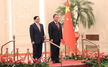 Thủ tướng Phạm Minh Chính và Thủ tướng Trung Quốc Lý Cường nghe quân nhạc cử Quốc thiều hai nước