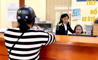 Cán bộ Chi cục Thuế huyện Lục Yên tiếp nhận hồ sơ, trả kết quả giải quyết hồ sơ điện tử.