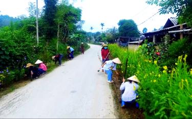 Người dân các xã huyện Lục Yên tham gia trồng đường hoa sạch đẹp, góp phần thực hiện xây dựng huyện nông thôn mới.