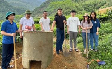 Phòng Tài nguyên và Môi trường huyện Văn Chấn phối hợp với UBND xã Nậm Búng đặt bể thu gom rác thải sinh hoạt cho các hộ dân ở thôn Nậm Cưởm.