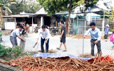Người dân tự nguyện tháo dỡ tường rào, vật kiến trúc để thực hiện công tác GPMB. (Ảnh: Thu Trang - Đức Toàn)