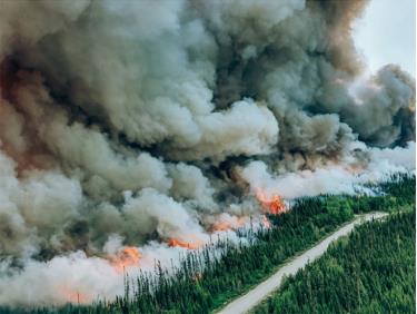 Ảnh từ trên cao cho thấy đám cháy rừng khổng lồ ở Quebec, phía Đông Canada ngày 6-6