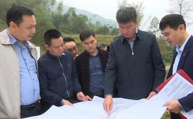 Tran Huy Tuan, Deputy Secretary of the provincial Party Committee and Chairman of provincial People’s Committee, inspects the planning for the urban development of Nghia Lo township. (File photo).
