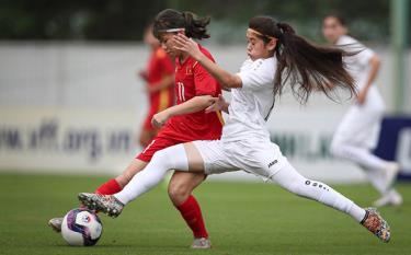 Nguyen Thu Trang (No. 11) midfielder of Vietnam U17 team in a dispute with Uzerbekistan player.
